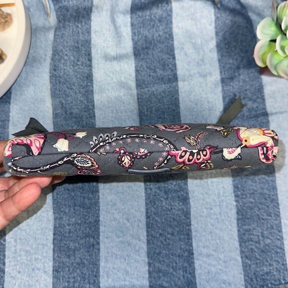 VB Felicity Paisley Gray Pink White Fuchsia Quilted Floral Zip Wristlet Wallet - Picture 4 of 12
